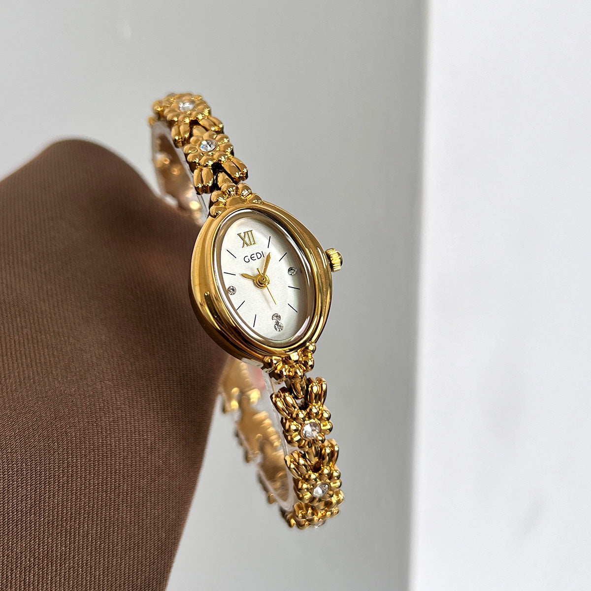 Montre compacte de luxe légère et rétro